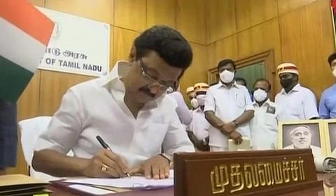 கொள்ளையர்கள் தாக்கியதால் உயிரிழந்த கோயில் காவலர் குடும்பத்துக்கு ரூ.5 லட்சம் நிதி: முதல்வர் ஸ்டாலின் வழங்கினார்