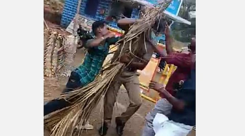 திண்டுக்கல் மாவட்டம் வத்தலகுண்டு அருகே விருவீடு சோதனைச் சாவடியில் போலீஸாரைத் தாக்கிய இளைஞர்கள்.