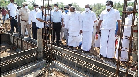 திருப்புவனம் அருகே கொந்தகையில் கீழடி அகழ் வைப்பகப் பணியை ஆய்வு செய்த அமைச்சர்கள் எ.வ.வேலு, கே.ஆர்.பெரியகருப்பன், வணிக வரித்துறை அமைச்சர் ப.மூர்த்தி, நிதித்துறை அமைச்சர் பழனிவேல் தியாகராஜன், பொதுப்பணித்துறை கூடுதல் தலைமைச் செயலர் சந்தீப் சக்சேனா.