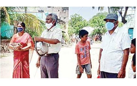 மாணவர்கள் கல்வித் தொலைக்காட்சியை பார்க்க வலியுறுத்தி கிராமத்தில் தண்டோரா போட்ட தலைமையாசிரியர்