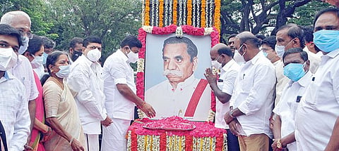 ம.பொ.சி.யின் 116—வது பிறந்தநாளை முன்னிட்டு சென்னை தியாகராய நகரில் உள்ள அவரது சிலைக்கு கீழே அலங்கரித்து வைக்கப்பட்டிருந்த படத்துக்கு தமிழக அரசு சார்பில் அமைச்சர்கள் மா.சுப்பிரமணியம், மு.பெ.சாமிநாதன் ஆகியோர் மலர்தூவி மரியாதை செலுத்தினர். உடன் ம.பொ.சி. அறக்கட்டளை நிறுவன தலைவர் மாதவி பாஸ்கர், பாஸ்கர், டாக்டர் செந்தில் ம.பொ.சி. உள்ளிட்டோர். படம் க.ஸ்ரீபரத்