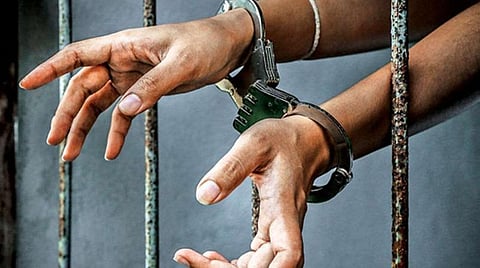 உத்தரபிரதேசத்தில் மாணவ, மாணவிகளை முஸ்லிமாக மதம் மாற்றுவதாக புகார்: 2 மவுலானாக்கள் கைது