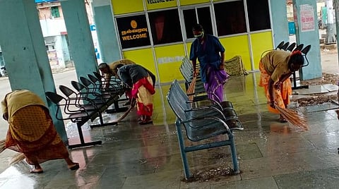 வேலூர் பழைய பேருந்து நிலையத்தை தூய்மை செய்யும் பணியில் ஈடுபட்ட மாநகராட்சி ஊழியர்கள்