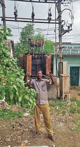 விருத்தாசலத்தில் மின்மாற்றியில் இறந்து கிடந்த அணில்களுடன் மின் வாரிய ஊழியர்.