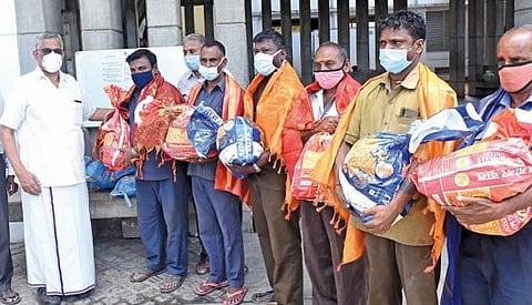 கரோனா காலத்தில் சிறப்பான பணி மயான பணியாளர்கள், அமரர் ஊர்தி ஓட்டுநர்களுக்கு மா.கம்யூனிஸ்ட் பாராட்டு