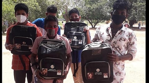 விருத்தாச்சலம் அரசு ஆண்கள் மேல்நிலைப் பள்ளியில் வழங்கப்பட்ட புத்தகப் பையுடன் மாணவர்கள்.