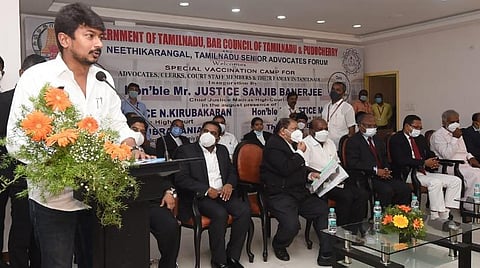 தமிழகத்துக்கு வேண்டிய தடுப்பூசிகளைத் தர மத்திய அரசுக்கு உயர் நீதிமன்றம் அறிவுறுத்த வேண்டும்: உதயநிதி வேண்டுகோள்