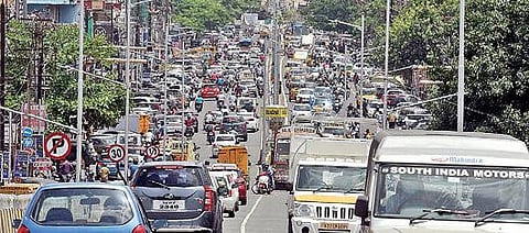 கூடுதல் தளர்வுகளைத் தொடர்ந்து, கோவை காந்திபுரம் நூறடி சாலையில், நேற்று காணப்பட்ட வாகன நெரிசல். படம்: ஜெ.மனோகரன்
