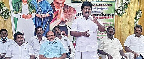 தூத்துக்குடி மாவட்டம் விளாத்திகுளத்தில் நடைபெற்ற அதிமுக கூட்டத்தில் தூத்துக் குடி மாவட்ட ஜெ. பேரவை இணைச் செயலாளர் வேலவன் பேசினார்.