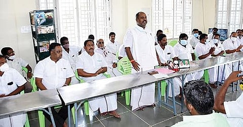 திருமங்கலம் அருகே குன்னத்தூரில் நடந்த அதிமுக மாணவர் அணி நிர்வாகிகள் ஆலோசனைக் கூட்டத்தில் பேசினார் ஆர்.பி. உதயகுமார்.