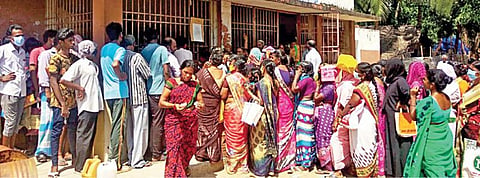 சதுரங்கப்பட்டினத்தில் உள்ள ரேஷன் கடையில் அத்தியாவசியப் பொருட்கள் வாங்க குவிந்த பொதுமக்கள்.
