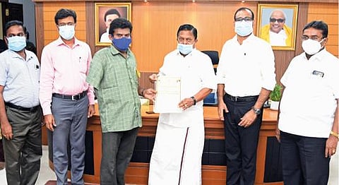 ‘உங்கள் தொகுதியில் முதல்வர்’ திட்டத்தின் கீழ் 555 பேருக்கு முதியோர் உதவித் தொகை பெற ஆணை வழங்கல்
