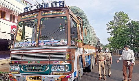தஞ்சாவூரில் பறிமுதல் செய்யப்பட்ட நெல் மூட்டைகள் உள்ள லாரியை பார்வை யிடும் குடிமைப்பொருள் வழங்கல் குற்றப் புலனாய்த் துறை எஸ்பி பாஸ்கர், டிஎஸ்பி நல்லு, இன்ஸ்பெக்டர் கோட்டைச்சாமி.