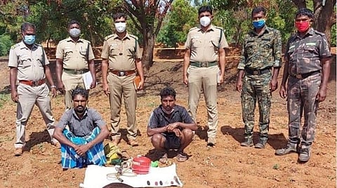 அவுட்காய் வெடித்து நாய் தலை சிதறி பலியான சம்பவத்தில் இன்று பிடிபட்ட 2 பேருடன் பெரியநாயக்கன்பாளையம் வனத்துறையினர்.