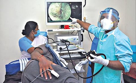 சேலம் அரசு மருத்துவமனையில் குடல், கணையம், கல்லீரல் சார்ந்த அறுவை சிகிச்சை மற்றும் புற்றுநோய் சிகிச்சை பிரிவில் புதியதாக வந்துள்ள அதிநவீன கருவி மூலம் நோயாளியின் உடலை பரிசோதனை செய்யும் மருத்துவர்.