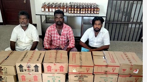 குண்டடம் அருகே பிடிபட்ட பிராந்திப் பாட்டில்களில் ஒரு பகுதி, மற்றும் அவற்றைக் கடத்திய நபர்கள்.