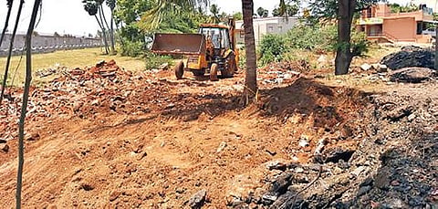 திருவண்ணாமலை அருகே நெடுஞ்சாலை துறைக்கு சொந்தமான இடத்தில் இருந்த ஆக்கிரமிப்புகள் நேற்று பொக்லைன் இயந்திரம் மூலம் அகற்றப்பட்டது.