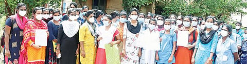 வேலூர் அரசு மருத்துவக் கல்லூரி மருத்துவமனை கரோனா சிகிச்சை பிரிவில் பணிபுரிந்த 90 செவிலியர்கள் பணி நீக்கம் செய்யப் பட்டனர். இதனால், மீண்டும் பணி வழங்க வேண்டும் என கூறி வேலூர் மாவட்ட ஆட்சியர் அலுவலகத்துக்கு மனு அளிக்க வந்தனர்.படம்: வி.எம்.மணிநாதன்.