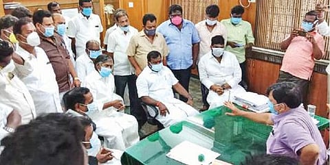 திண்டிவனம் நகராட்சி ஆணையர் ஜஹாங்கீர் பாஷாவிடம் பேச்சுவார்த்தை நடத்தும் எம் எல் ஏ அர்ஜூனன்.