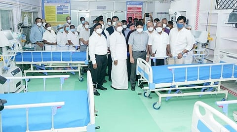 சிறப்பு சிகிச்சை வார்டினை தொடங்கிவைத்த அமைச்சர்கள்.