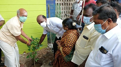 மரக்கன்றை நட்ட அமைச்சர் மா.சுப்பிரமணியன்.