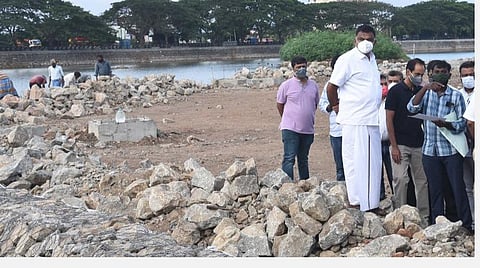 கோவை வாலாங்குளத்துக்குள் நடைபெற்றுவரும் பணிகளை இன்று ஆய்வு செய்த திமுக சுற்றுச்சூழல் அணி மாநிலச் செயலாளர் கார்த்திகேய சிவசேனாபதி உள்ளிட்டோர். படம்:ஜெ.மனோகரன்.