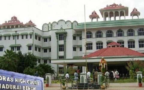 மதுரை குழந்தைகள் கடத்தல் விவகாரத்தை தாமாக முன்வந்து விசாரிக்க வேண்டும்: உயர் நீதிமன்ற பதிவாளரிடம் மனு