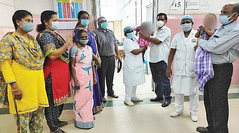 மதுரையில் மீட்கப்பட்ட குழந்தைகள் அரசு ராஜாஜி மருத்துவமனையில் பரிசோதனைக்குப் பின் தாயார்களிடம் ஒப்படைக்கப்பட்டனர்.