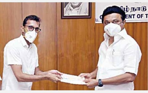 சென்னை மியாட் மருத்துவமனை நிர்வாக இயக்குநர் மருத்துவர் பிரித்வி மோகன்தாஸ், முதல்வர் மு.க.ஸ்டாலினை சந்தித்து, கரோனா தொற்று சிகிச்சை குறித்து விளக்கினார்.