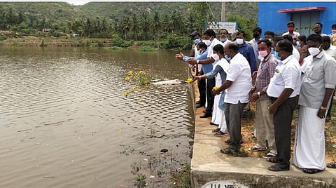 தமிழக ஆந்திர எல்லையில் பாலாற்றின் குறுக்கே கட்டப்பட்டுள்ள புல்லூர் தடுப்பணையைப் பார்வையிட்ட திருப்பத்தூர் மாவட்ட ஆட்சியர் அமர் குஷ்வாஹா, வெள்ள நீரை மலர் தூவி வரவேற்றார்.