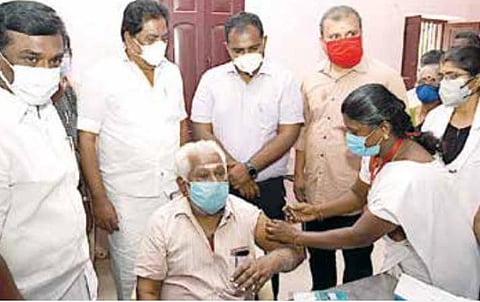 மதுரை அருகே சுந்தர்ராஜன்பட்டியில் கரோனா தடுப்பூசி முகாமை அமைச்சர் பி.மூர்த்தி தொடங்கி வைத்தார்.