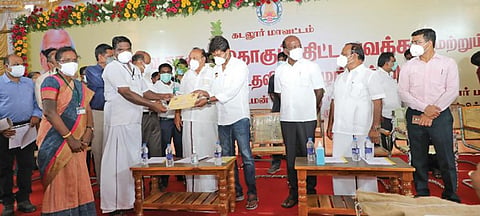 குறிஞ்சிப்பாடியில் டெல்டா குறுவை சாகுபடி திட்ட தொகுப்பை சட்டப்பேரவை மதிப்பீட்டுக்குழு உறுப்பினர் உதயநிதி ஸ்டாலின் எம்எல்ஏ பயனாளிகளுக்கு வழங்கினார். அருகில் அமைச்சர்கள் எம்.ஆர்.கே.பன்னீர்செல்வம், மா,சுப்பிரமணியன், வெ.கணேசன், மாவட்ட ஆட்சியர் கி.பாலசுப்ரமணியம் உள்ளிட்டோர்.
