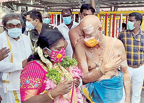 காஞ்சிபுரம் காமாட்சி அம்மன் கோயிலில் தெலங்கானா ஆளுநர் தமிழிசை சவுந்தரராஜன், சுவாமி தரிசனம் செய்தார்.