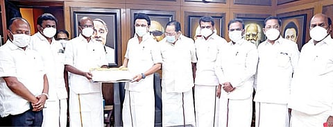 அமமுகவில் இருந்து விலகிய முன்னாள் அமைச்சர் பழனியப்பன், சென்னை அண்ணா அறிவாலயத்தில் திமுக தலைவர் மு.க.ஸ்டாலின் முன்னிலையில் அக்கட்சியில் இணைந்தார். திமுக பொதுச்செயலாளர் துரைமுருகன், துணைப் பொதுச்செயலாளர் ஆ.ராசா, அமைப்புச் செயலாளர் ஆர்.எஸ்.பாரதி எம்பி, அமைச்சர்கள் எ.வ.வேலு, செந்தில்பாலாஜி, வேலூர் மத்திய மாவட்ட திமுக செயலாளர் ஏ.பி.நந்தகுமார் எம்எல்ஏ, தருமபுரி மேற்கு மாவட்டப் பொறுப்பாளர் பி.என்.பி.இன்பசேகரன் ஆகியோர் உடனிருந்தனர்.