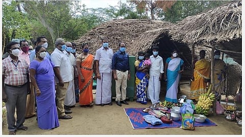 பேராவூரணி அருகே செங்கமங்கலத்தில் இன்று புது வீடு புகும் விழாவில், சீர்வரிசைப் பொருட்களை வழங்கிய அரசு மருத்துவர் சௌந்தர்ராஜன் .