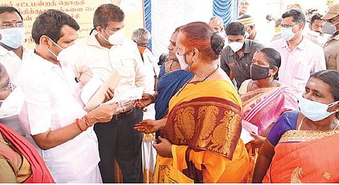 கரூர் நகராட்சியில் நேற்று நடைபெற்ற மக்கள் சபை நிகழ்ச்சியில், திருநங்கைகளிடம் மனுக்களை பெற்றுக்கொள்கிறார் மின் துறை அமைச்சர் வி.செந்தில்பாலாஜி. உடன், ஆட்சியர் த.பிரபுசங்கர் உள்ளிட்டோர்.
