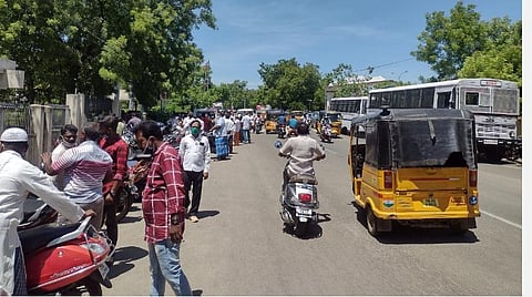 மக்கள் கூட்டத்துடன் காணப்பட்ட ஆட்சியர் அலுவலகச் சாலை.