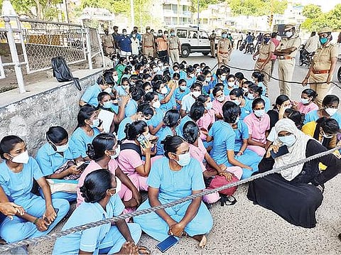 கரோனா சிகிச்சை பிரிவில் தற்காலிக அடிப்படையில் பணியாற்றி வந்த செவிலியர்கள் திடீரென பணியில் இருந்து நீக்கப்பட்டதால், மீண்டும் பணி வழங்க வேண்டும் என வேலூர் மாவட்ட ஆட்சியர் அலுவலகம் முன்பாக நேற்று போராட்டத்தில் ஈடுபட்டனர். படம்: வி.எம்.மணிநாதன்.