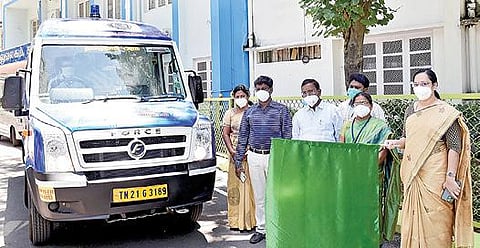 காஞ்சிபுரத்தில் நடமாடும் கரோனா தடுப்பூசி வாகன சேவையை தொடங்கிவைத்தார் மாவட்ட ஆட்சியர் மா.ஆர்த்தி.
