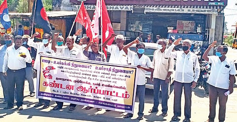 செங்கல்பட்டில் ஆர்ப்பாட்டத்தில் ஈடுபட்ட தமிழ்நாடு தீண்டாமை ஒழிப்பு முன்னணி உள்ளிட்ட அமைப்புகளை சேர்ந்தவர்கள்.