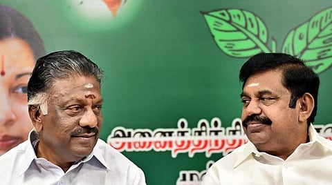 சசிகலாவுடன் தொலைபேசியில் பேசியதாக 3 மாவட்ட அதிமுக நிர்வாகிகள் நீக்கம்: ஒருங்கிணைப்பாளர்கள் ஓபிஎஸ், இபிஎஸ் நடவடிக்கை