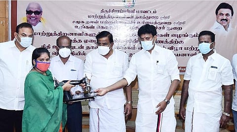 பெண்ணுக்குத் தையல் இயந்திரத்தை வழங்கிய அமைச்சர்கள் கே.என்.நேரு, அன்பில் மகேஸ் பொய்யாமொழி. உடன் மாவட்ட ஆட்சியர் சு.சிவராசு உள்ளிட்டோர்.