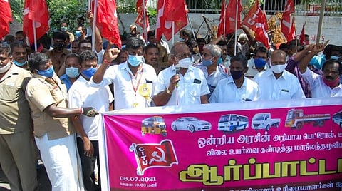 ஆர்ப்பாட்டத்தில் ஈடுபட்ட மோட்டார் தொழிலாளர்கள்- வாகன உரிமையாளர்கள் உள்ளிட்டோர்.