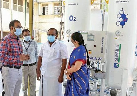 கோவை அரசு மருத்துவமனையில் புதிதாக அமைக்கப்பட்டுள்ள ஆக்சிஜன் உற்பத்தி நிலையத்தை தொடங்கிவைத்து பார்வையிட்ட அமைச்சர் அர.சக்கரபாணி. உடன், மருத்துவமனையின் டீன் நிர்மலா உள்ளிட்டோர். படம்:ஜெ.மனோகரன்