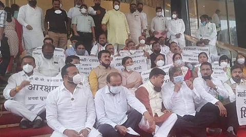 ஓராண்டு இடைநீக்கம் செய்யப்பட்ட நிலையில் 12 மகாராஷ்டிர பாஜக எம்எல்ஏ-க்கள் நடத்திய போட்டி சட்டப்பேரவைக் கூட்டம்