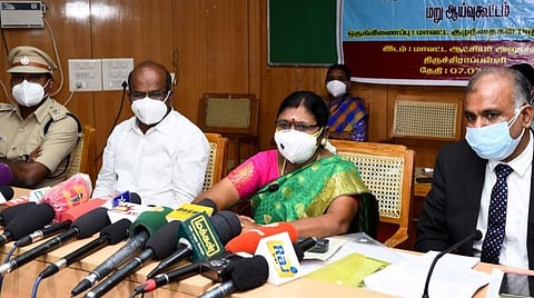 செய்தியாளர்களிடம் பேசிய தமிழ்நாடு குழந்தை உரிமைகள் பாதுகாப்பு ஆணையத் தலைவர் சரஸ்வதி ரங்கசாமி. | படம்: ஜி.ஞானவேல்முருகன்.