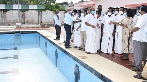 புதுக்கோட்டை மாவட்ட விளையாட்டு மைதானத்தை ஆய்வு செய்த அமைச்சர் சிவ.வீ.மெய்யநாதன். உடன் ஆட்சியர் கவிதா ராமு உள்ளிட்டோர்.