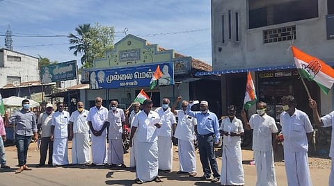 மத்திய அரசைக் கண்டித்து ஆர்ப்பாட்டத்தில் ஈடுபட்ட காங்கிரஸ் கட்சியினர்.