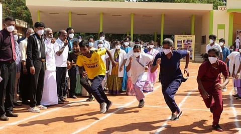 ஓட்டப் பந்தயத்தைத் தொடங்கி வைத்த அமைச்சர்கள் மா.சுப்பிரமணியன், சேகர்பாபு.