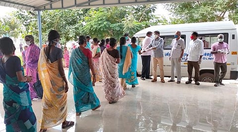 தஞ்சாவூர் மருத்துவக் கல்லூரி மருத்துவமனையில் சிகிச்சை பெறும் நோயாளிகளுடன் தங்கியுள்ளவர்களுக்கு மதிய உணவு வழங்கப்பட்டது.